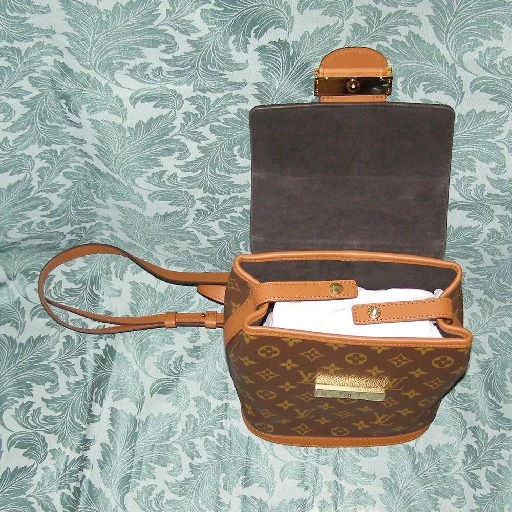 LIKE NEW Louis Vuitton Dauphine Backpack with dustbag